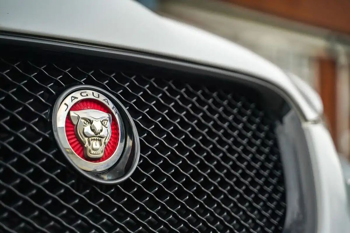 2015-jaguar-xf-22td-r-sport-black-saloon-4d-big-23