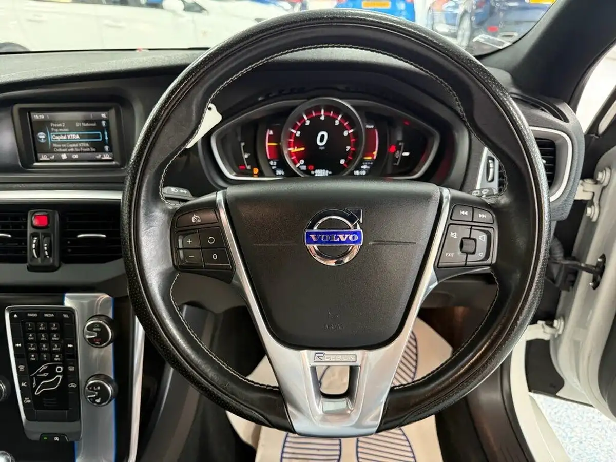 2016-volvo-v40-20-t2-r-design-big-26
