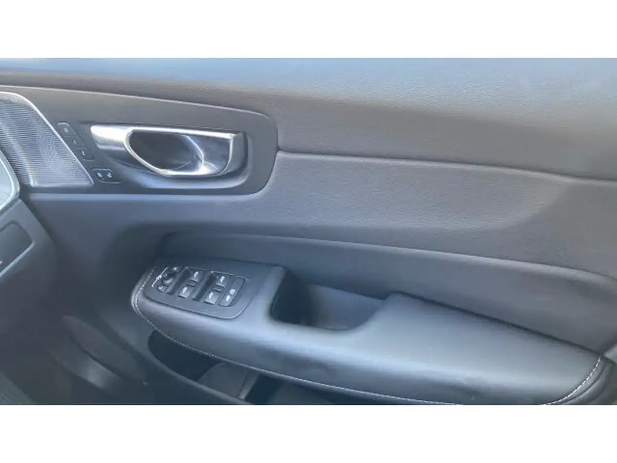 2024-volvo-xc60-20-b5-ultra-dark-big-14