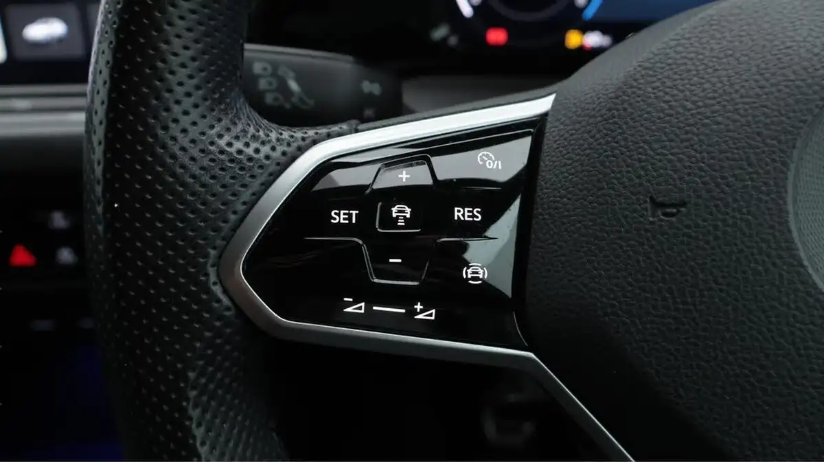 2020-volkswagen-golf-15-tsi-r-line-130ps-hatchback-5d-big-23