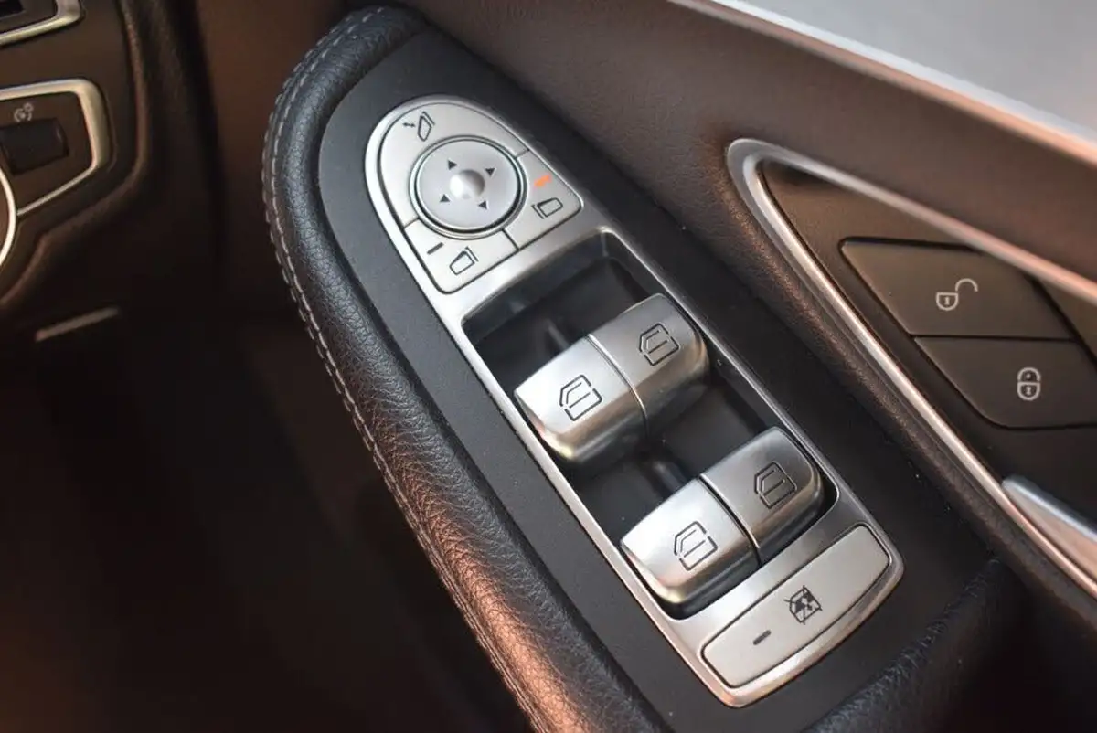 2018-mercedes-benz-c-class-15-c200-sport-premiumss-saloon-4d-big-24
