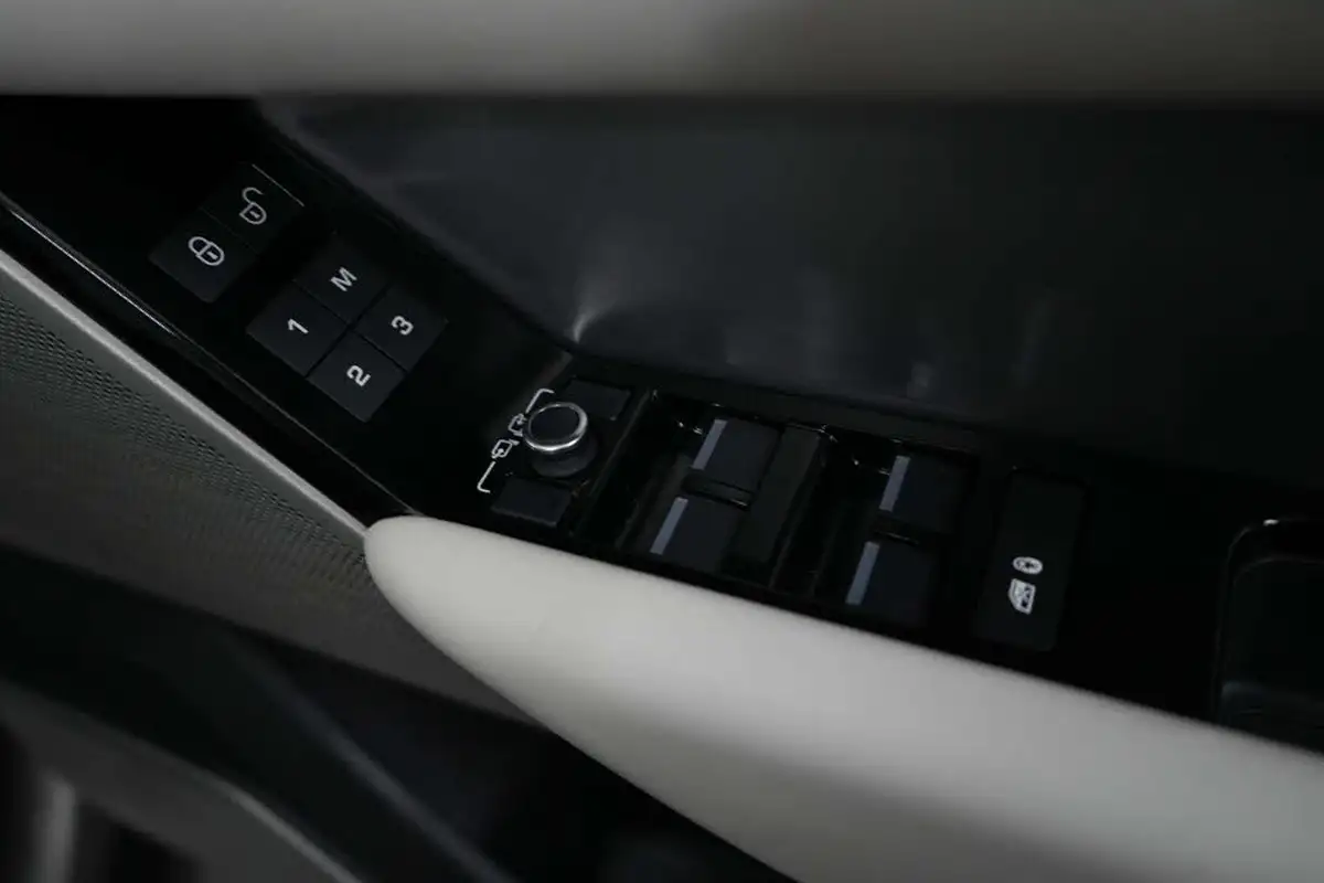 2019-land-rover-range-rover-velar-20-d240-r-dynamic-hse-big-26