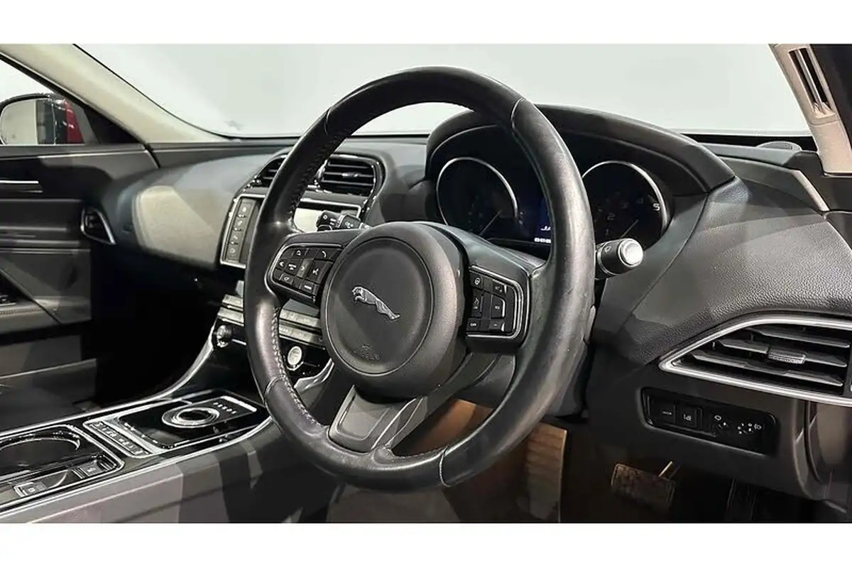 2015-jaguar-xe-20-prestige-big-28