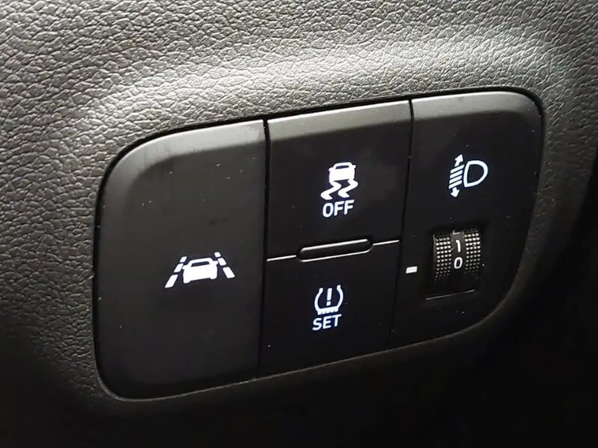 2021-hyundai-i10-10-se-connect-big-15