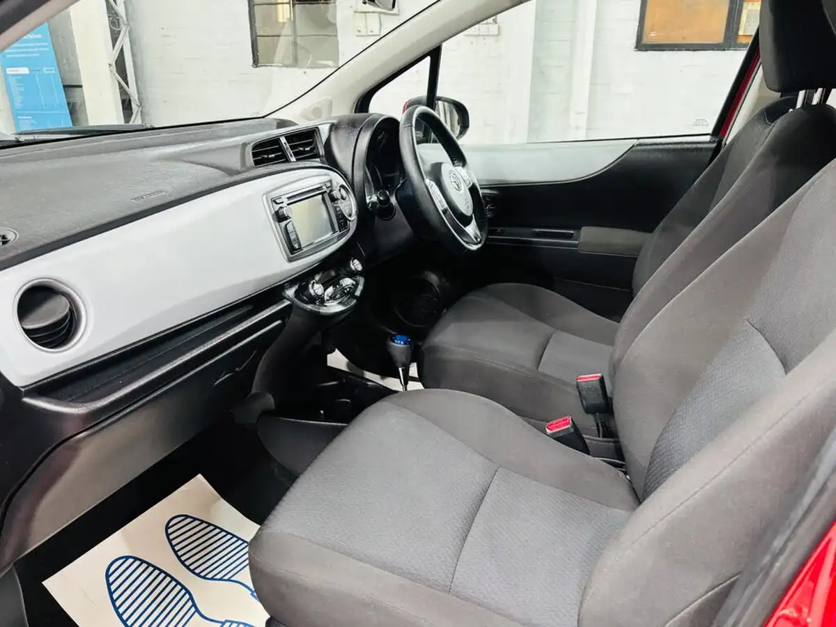 2013-toyota-yaris-15-vvt-i-t4-big-12