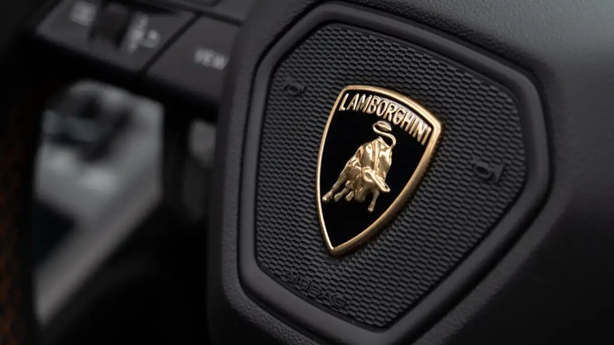 2024-lamborghini-urus-40-no-trim-big-30