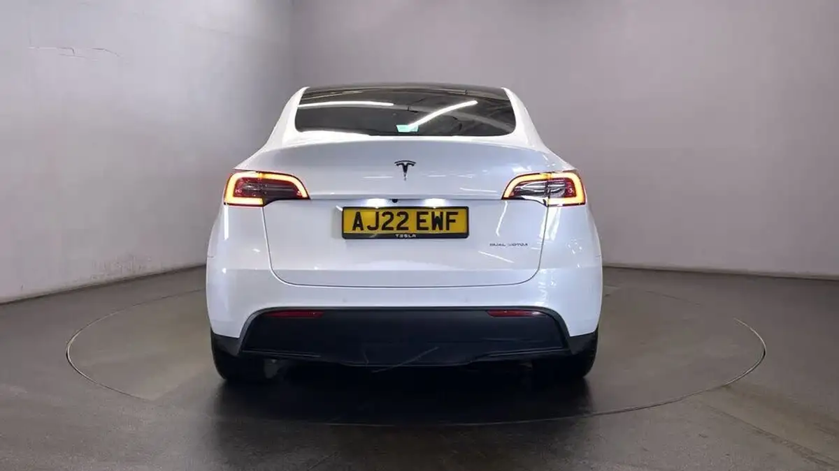 2022-tesla-model-y-e-long-range-big-6