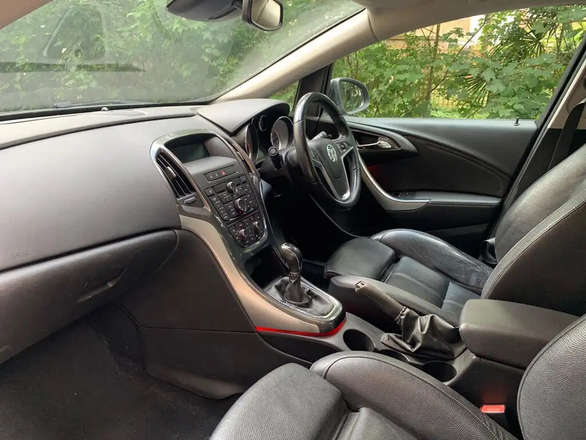 2013-vauxhall-astra-16-elite-vvt-115ps-hatchback-big-15