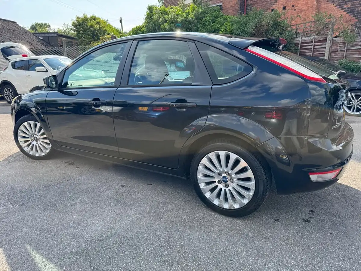 2010-ford-focus-16td-titanium-hatchback-big-1