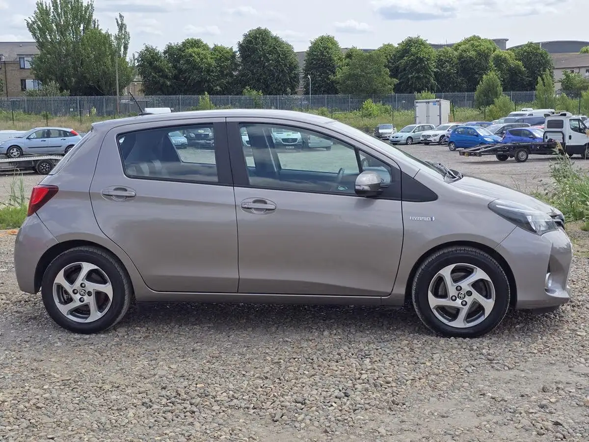 2015-toyota-yaris-15-vvt-i-excel-hybrid-15in-big-10