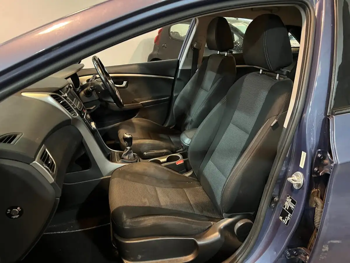 2014-hyundai-i30-16crdi-active-108bhp-blue-drive-hatchback-5d-big-10
