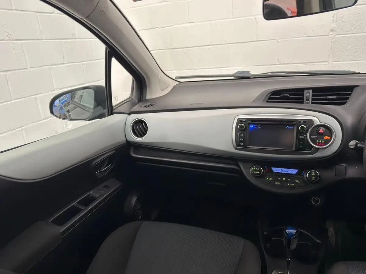 2013-toyota-yaris-15-vvt-i-t4-big-34