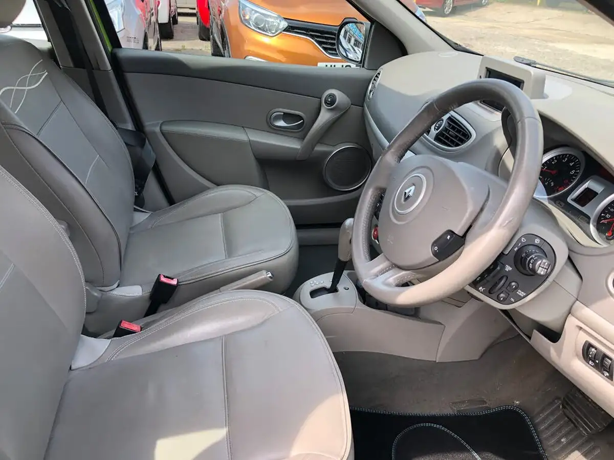 2010-renault-clio-16-initiale-tomtom-big-7