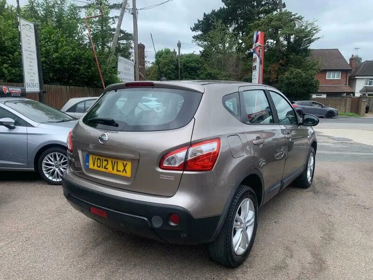 2012-nissan-qashqai-16-acenta-big-6