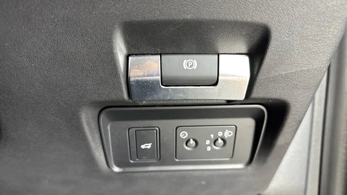 2021-land-rover-discovery-sport-20-p200-s-big-24