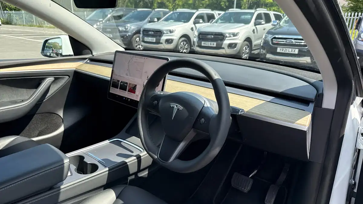 2023-tesla-model-y-e-long-range-big-8
