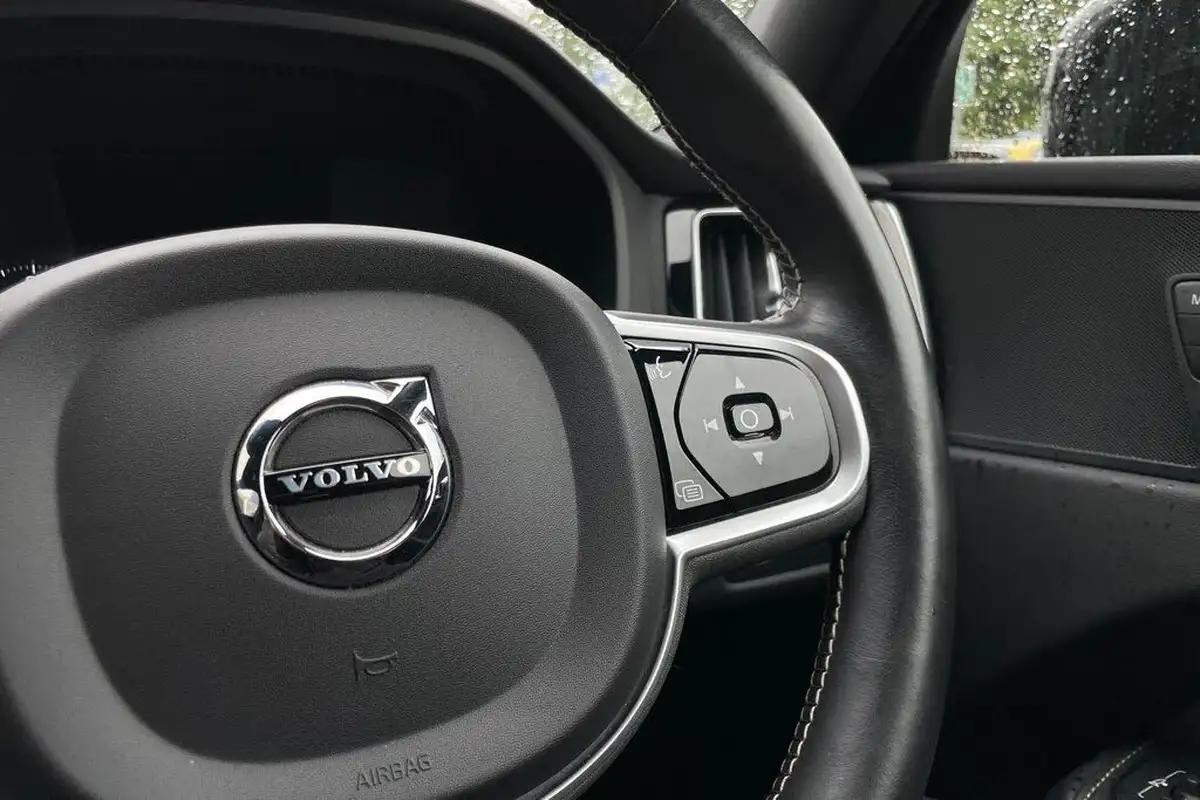 2021-volvo-xc60-20-b5-r-design-big-36