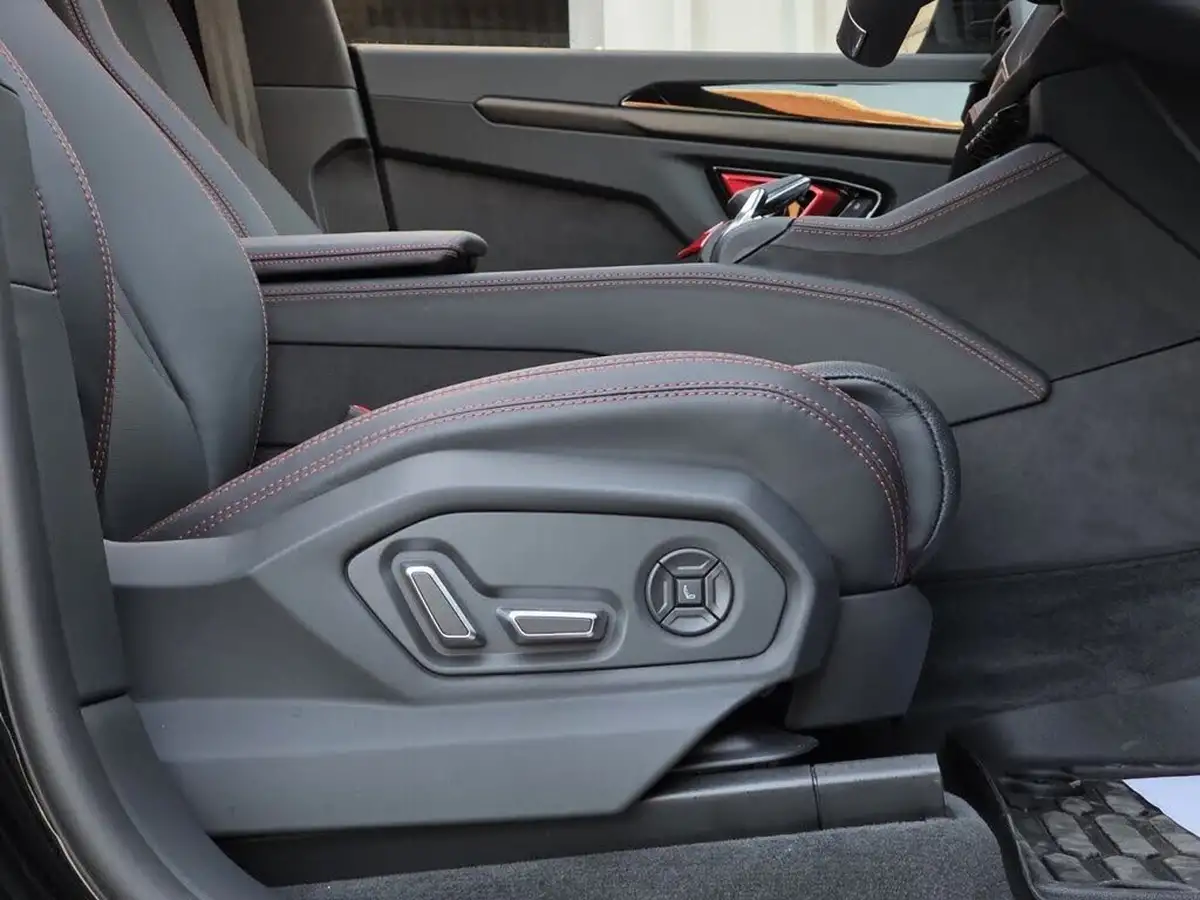 2025-lamborghini-urus-40-no-trim-big-52