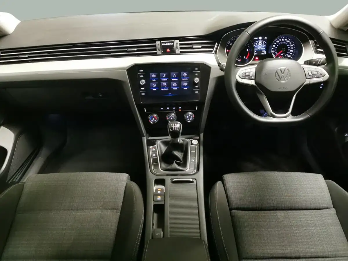 2022-volkswagen-passat-20tdi-se-nav-150ps-estate-5d-big-2