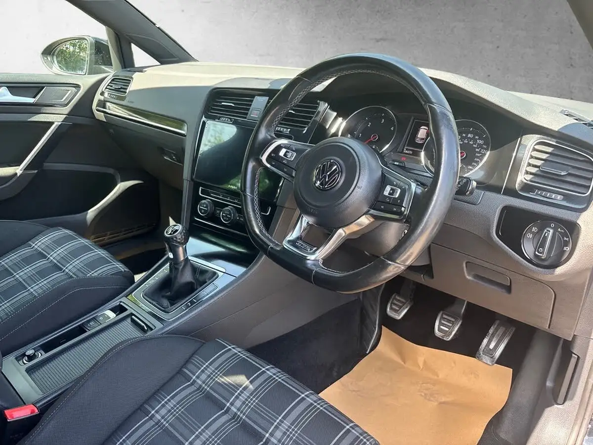 2013-volkswagen-golf-20tdi-gtd-5d-big-9
