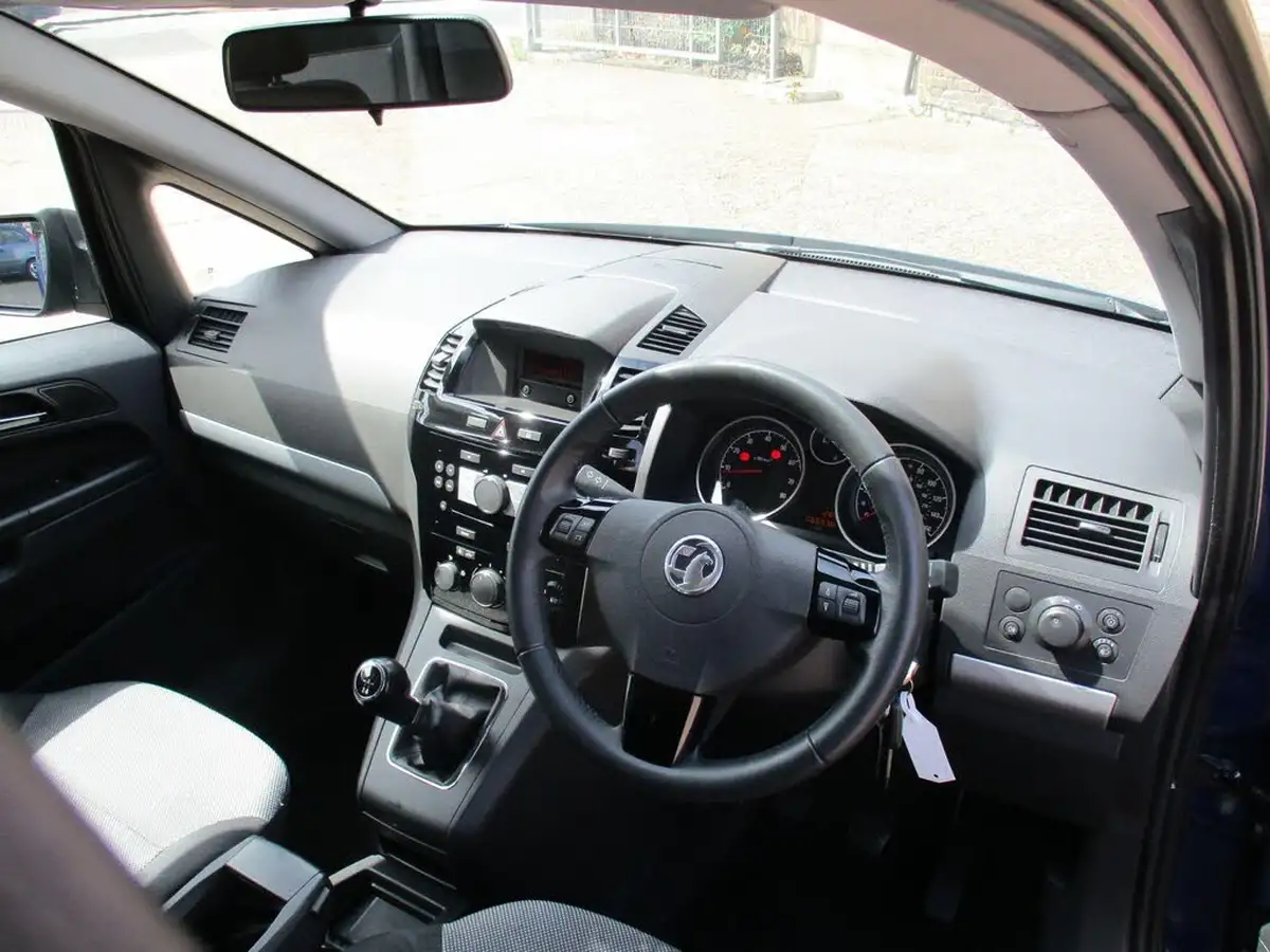 2013-vauxhall-zafira-16-exclusiv-big-8