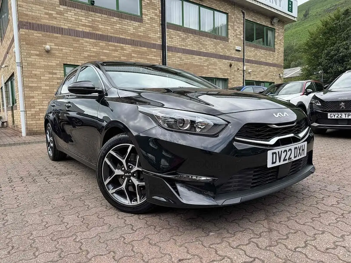 2022-kia-ceed-15-t-gdi-3-hatchback-big-0