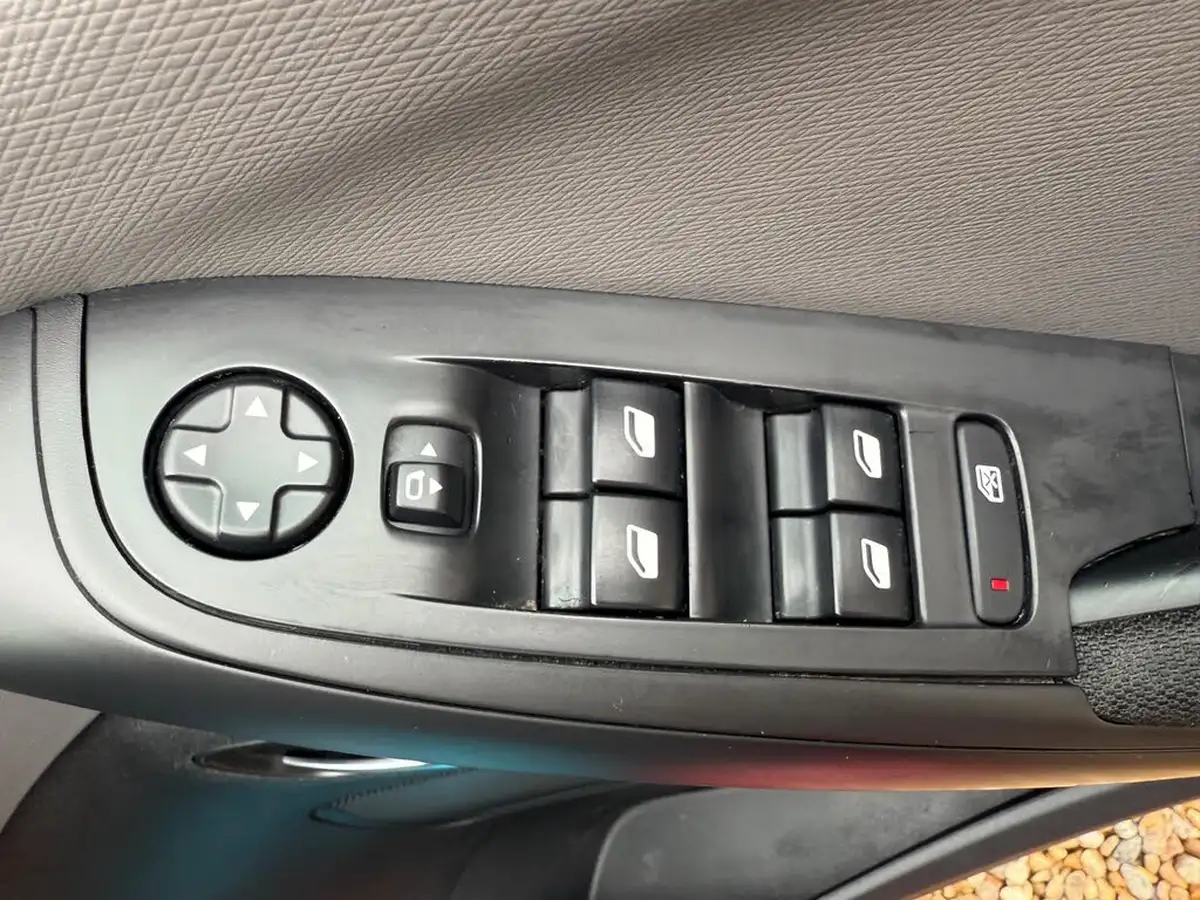 2016-citroen-c4-picasso-16bluehdi-vtr-120ps-big-32