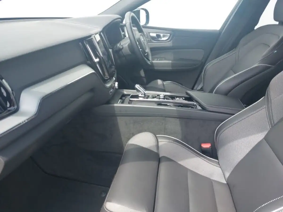 2024-volvo-xc60-20-b5-plus-black-edition-big-4