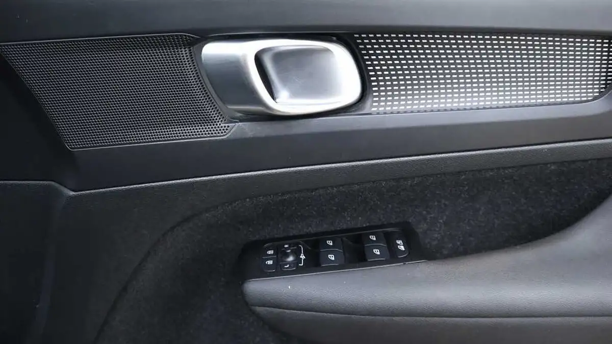 2022-volvo-xc40-e-twin-recharge-big-42