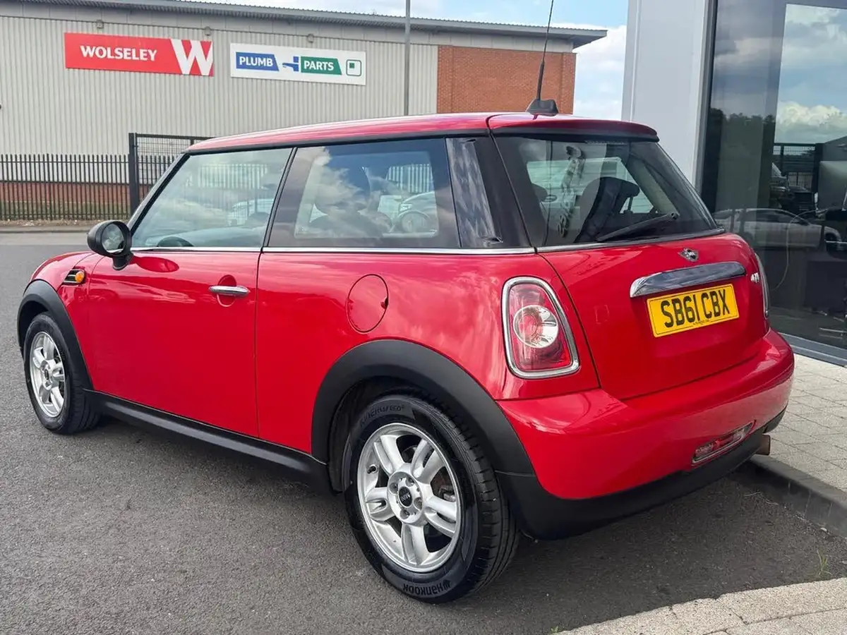 2011-mini-cooper-16-one-98bhp-hatchback-3d-big-1