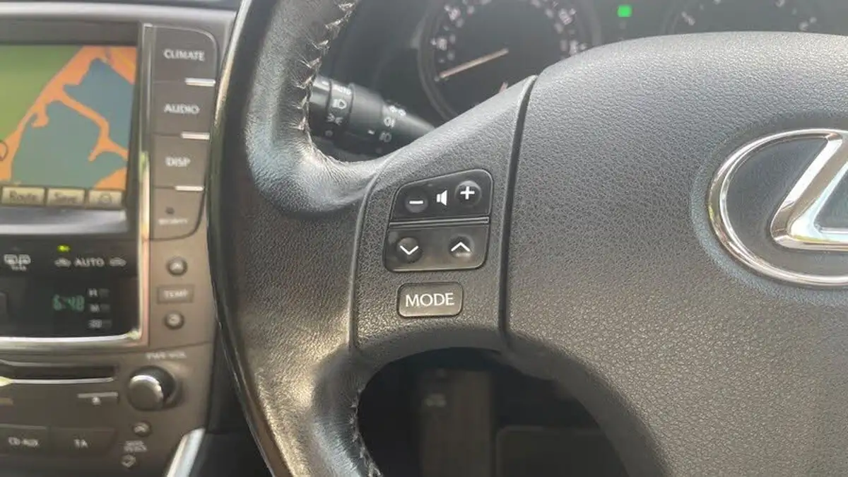 2010-lexus-is-250-25-se-i-dab-saloon-4d-auto-big-31