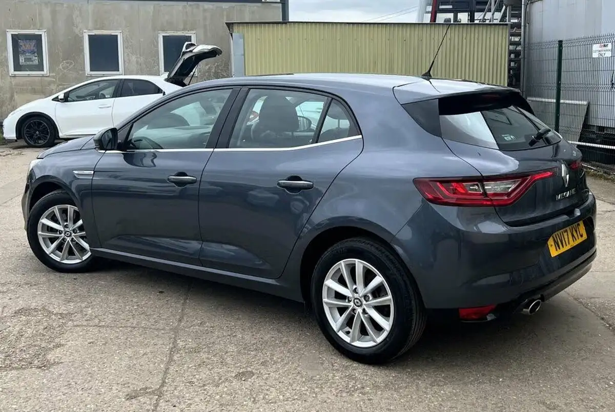 2017-renault-megane-16dci-dynamique-nav-hatchback-big-3