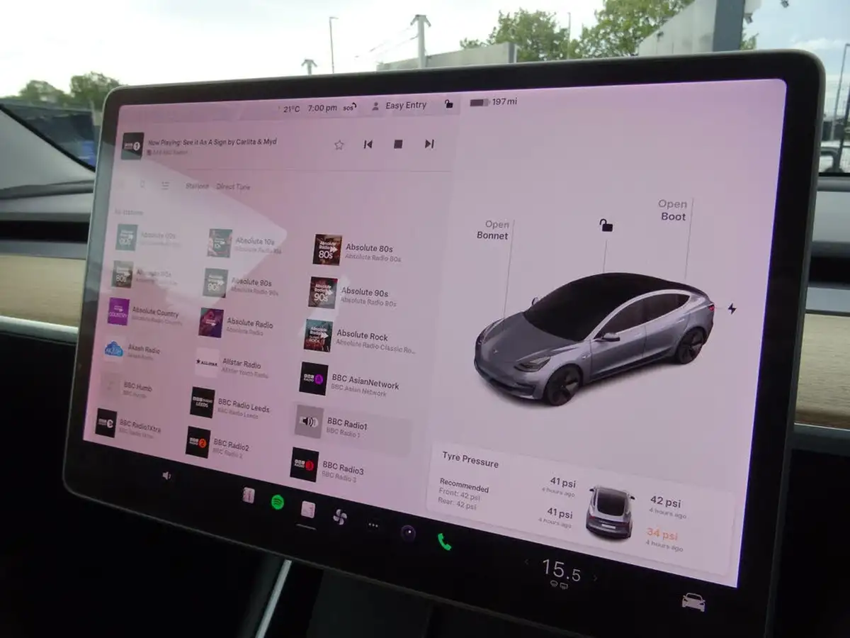 2020-tesla-model-3-e-long-range-big-15