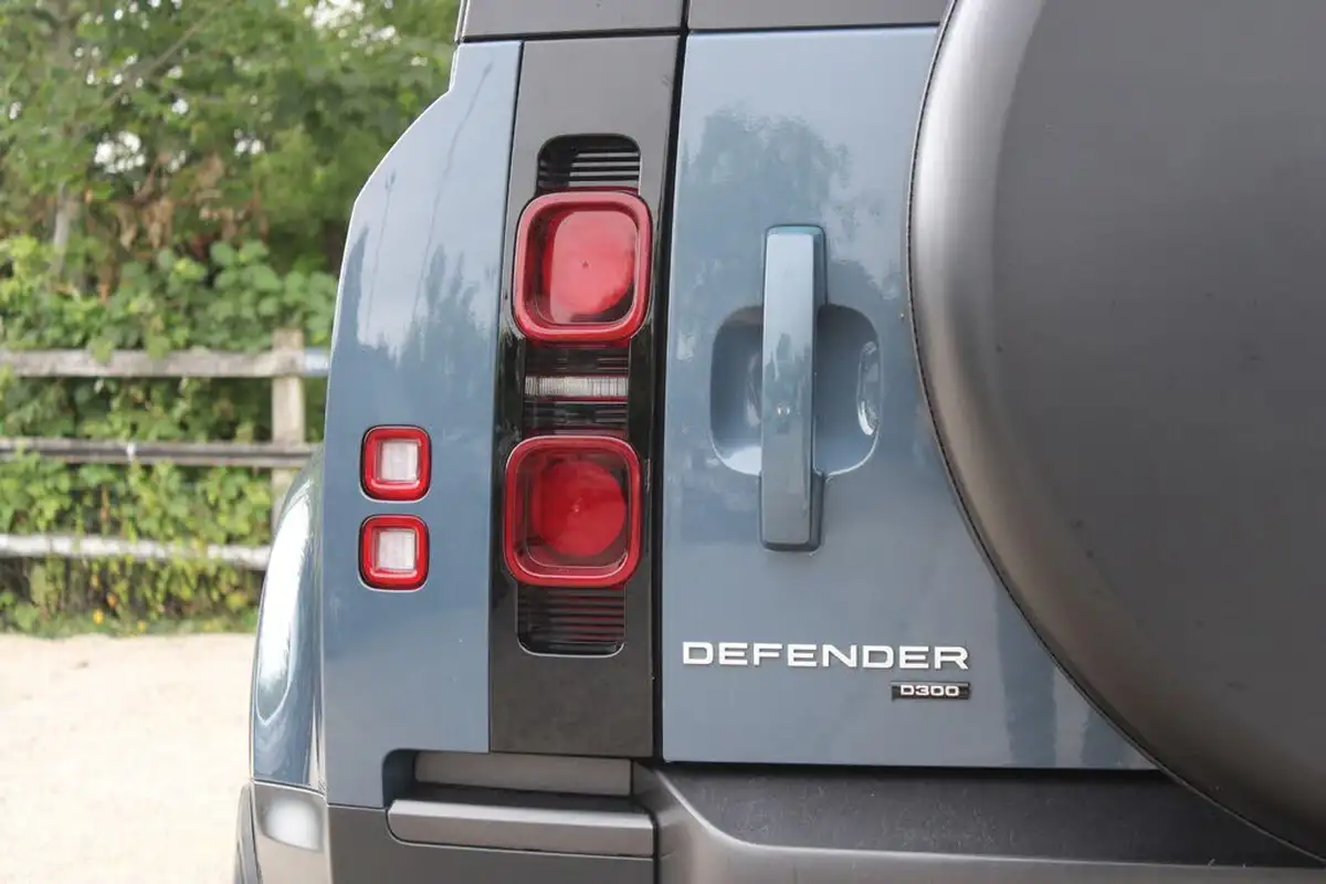 2021-land-rover-110-defender-30-d300-hard-top-se-110-big-38