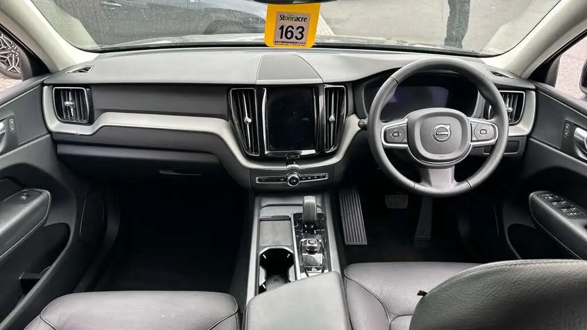 2024-volvo-xc60-20-b5-core-big-4