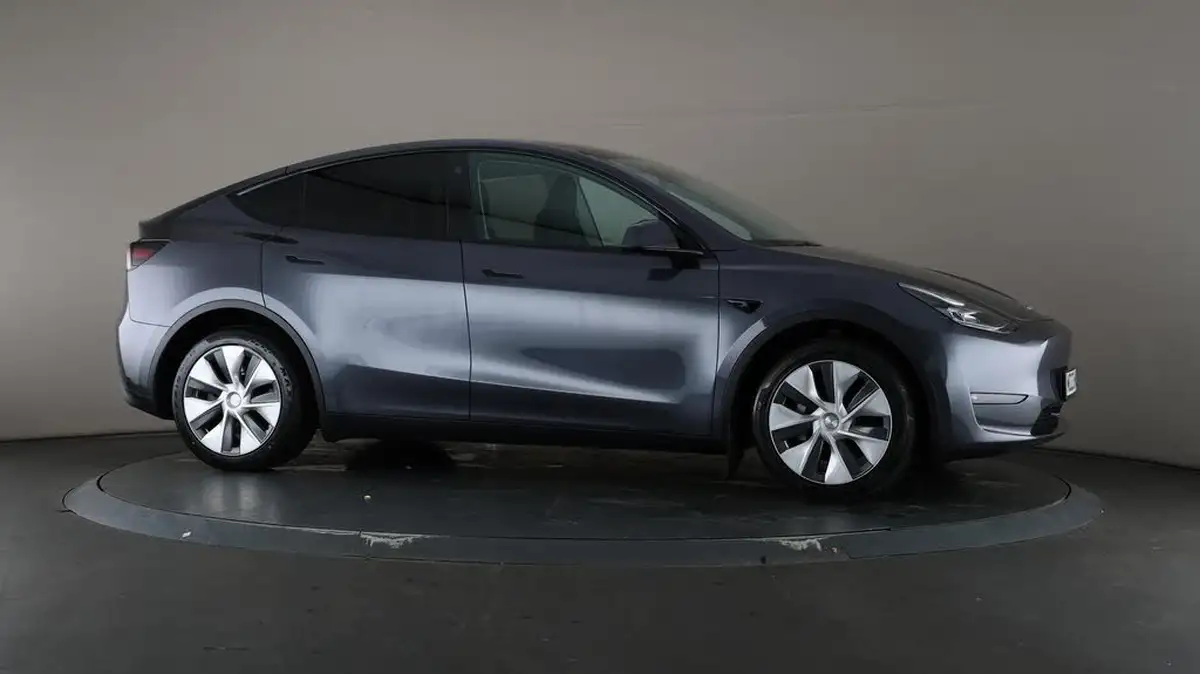 2023-tesla-model-y-e-long-range-big-59