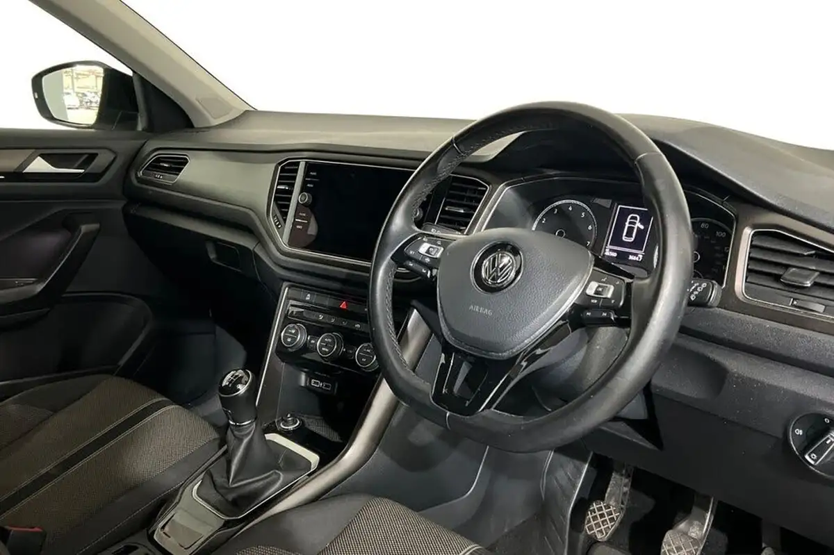 2019-volkswagen-t-roc-10-tsi-design-big-6