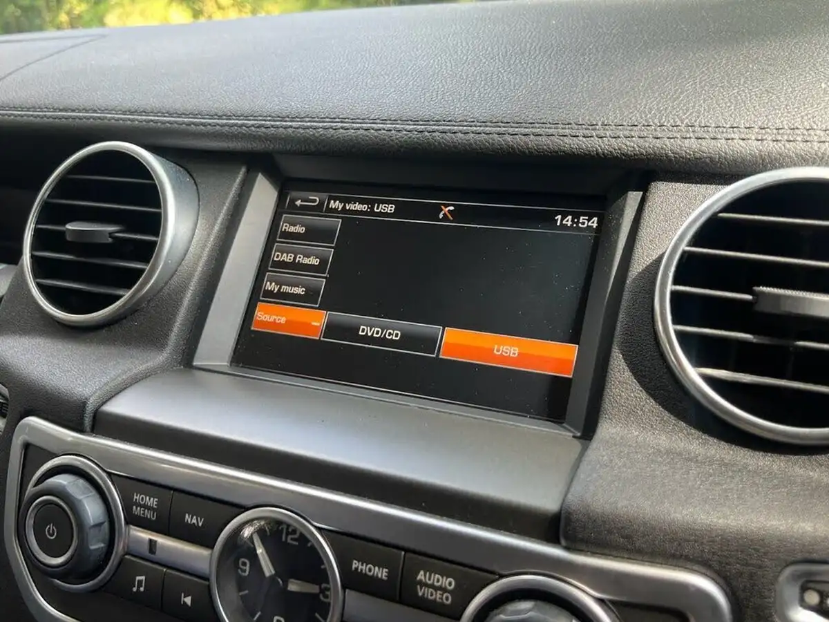 2015-land-rover-discovery-4-30td-se-tech-big-28