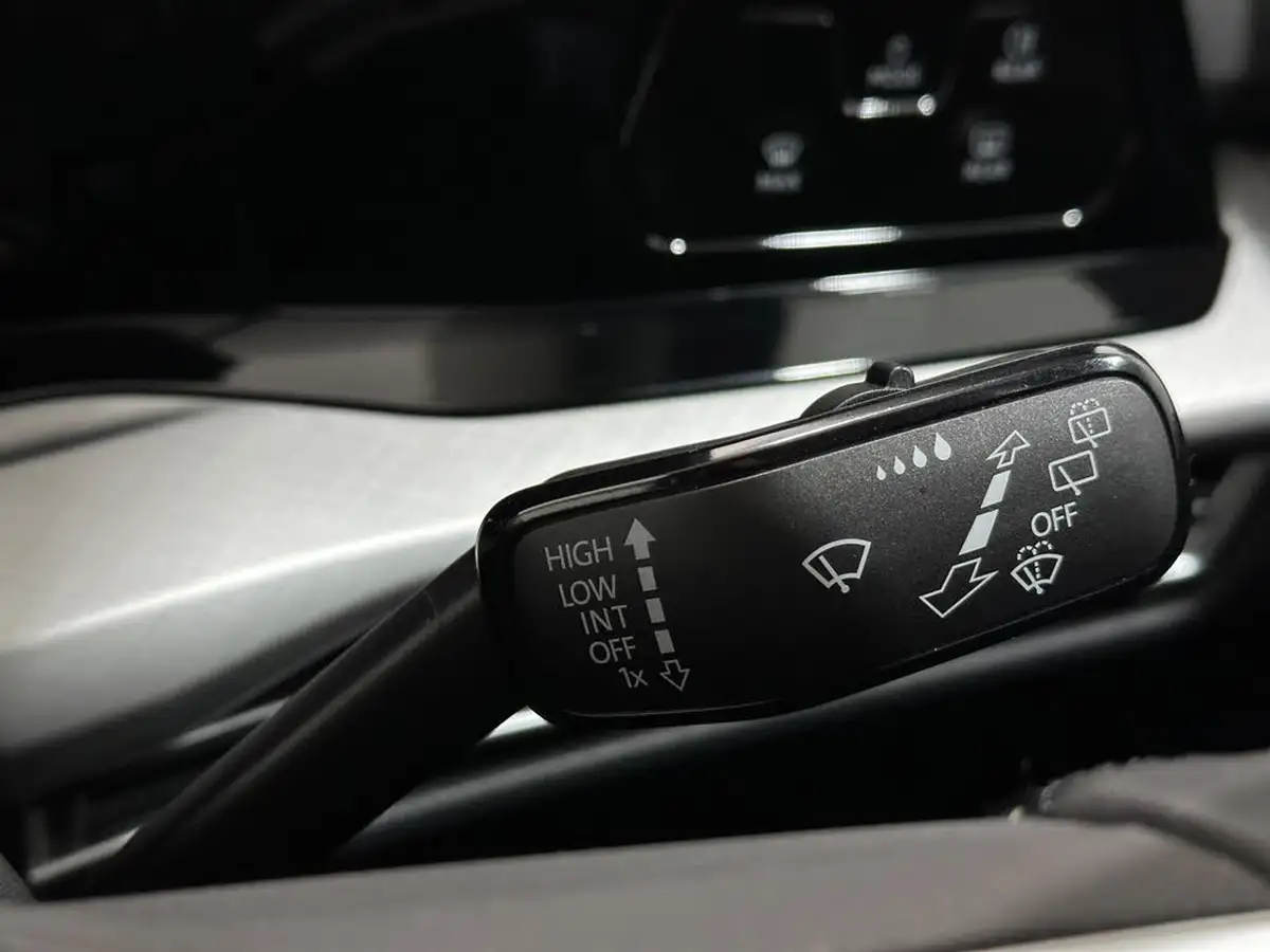 2022-volkswagen-golf-15-tsi-life-150ps-hatchback-big-14