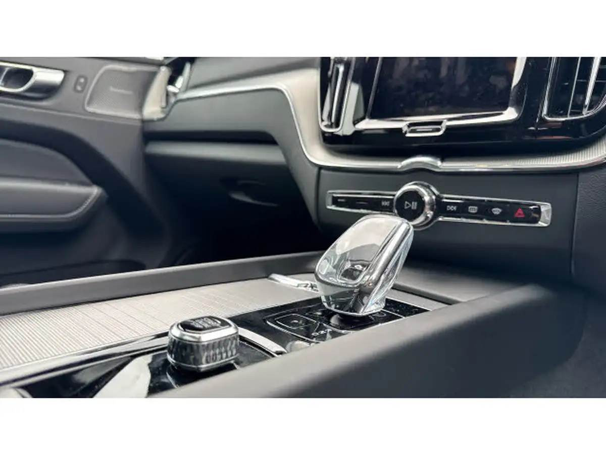 2025-volvo-xc60-20-t6-plus-black-edition-big-13