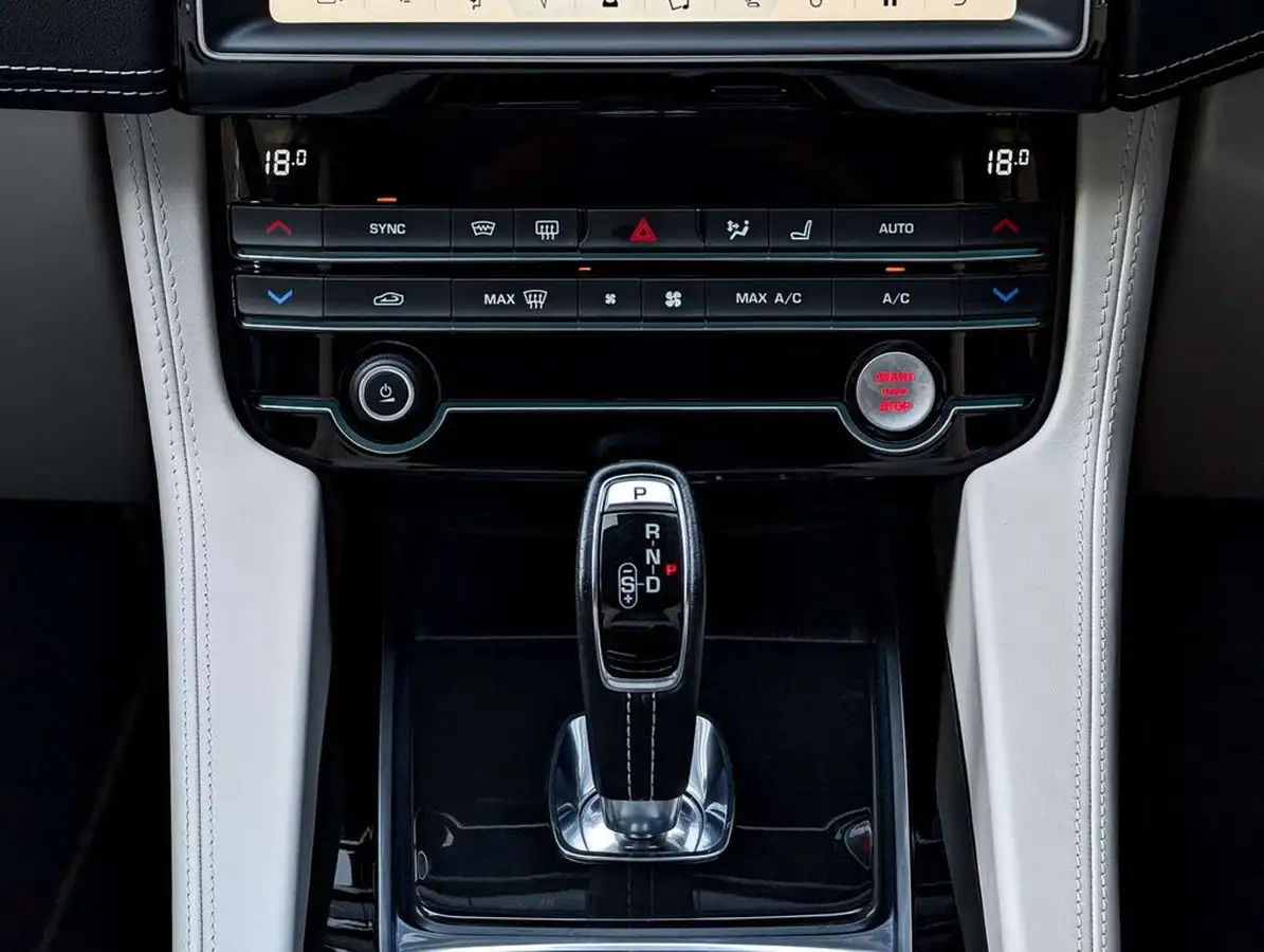 2020-jaguar-f-pace-50-v8-sc-svr-big-40