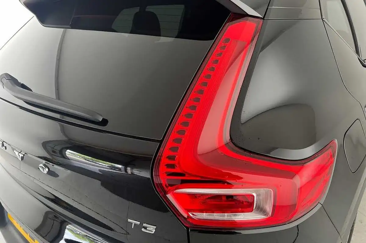 2022-volvo-xc40-15-t3-r-design-auto-big-19