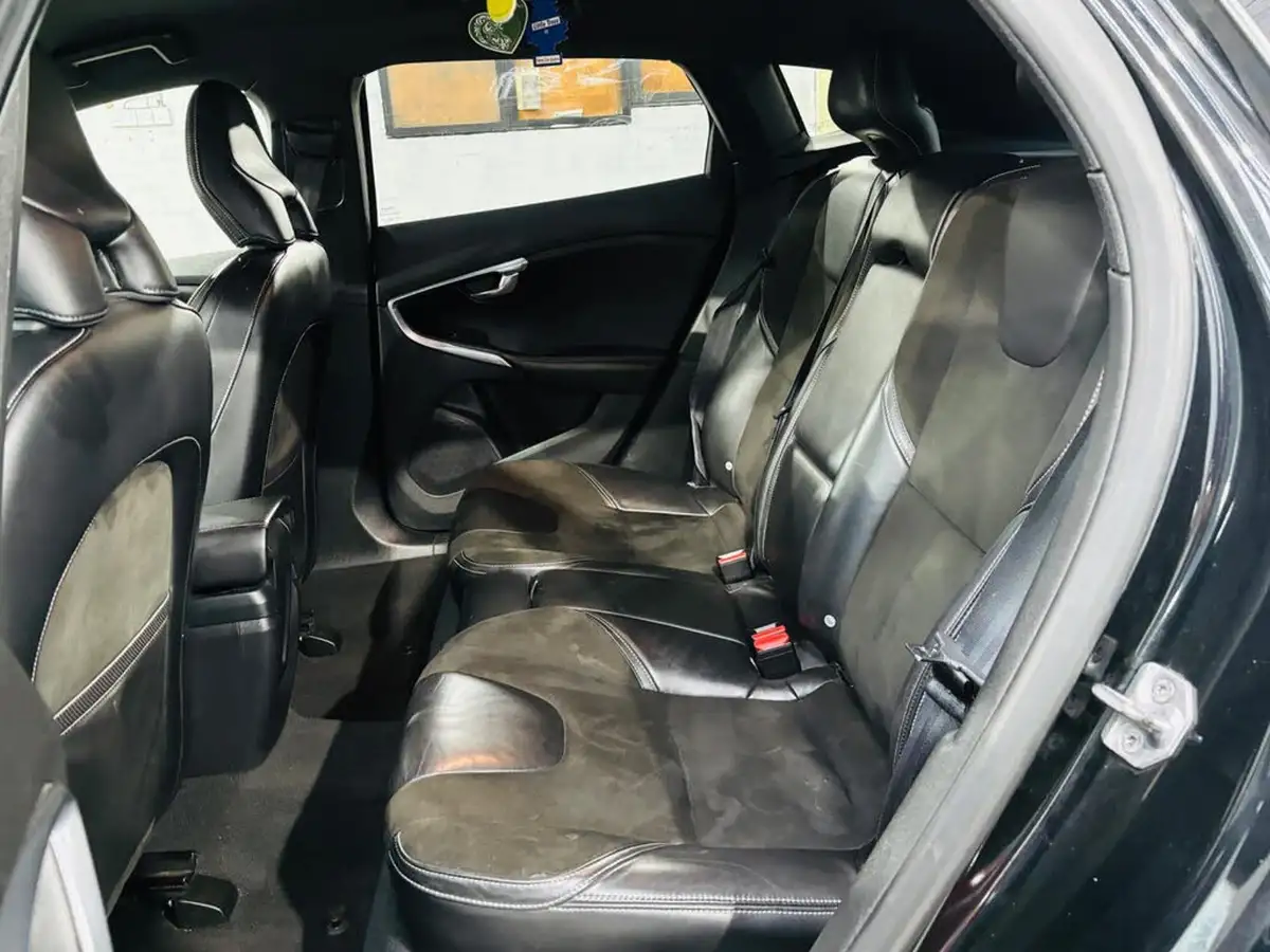 2013-volvo-v40-16td-d2-r-design-nav-big-15