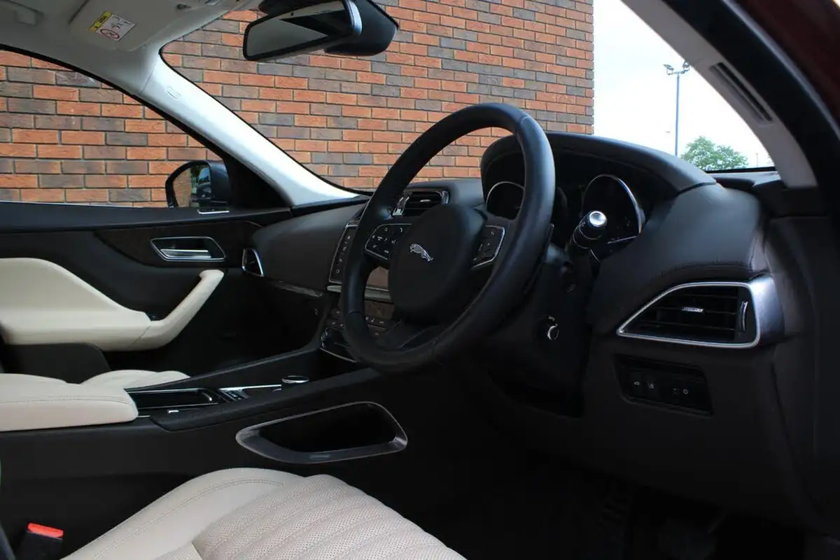 2016-jaguar-f-pace-20-i4d-portfolio-awd-auto-big-4