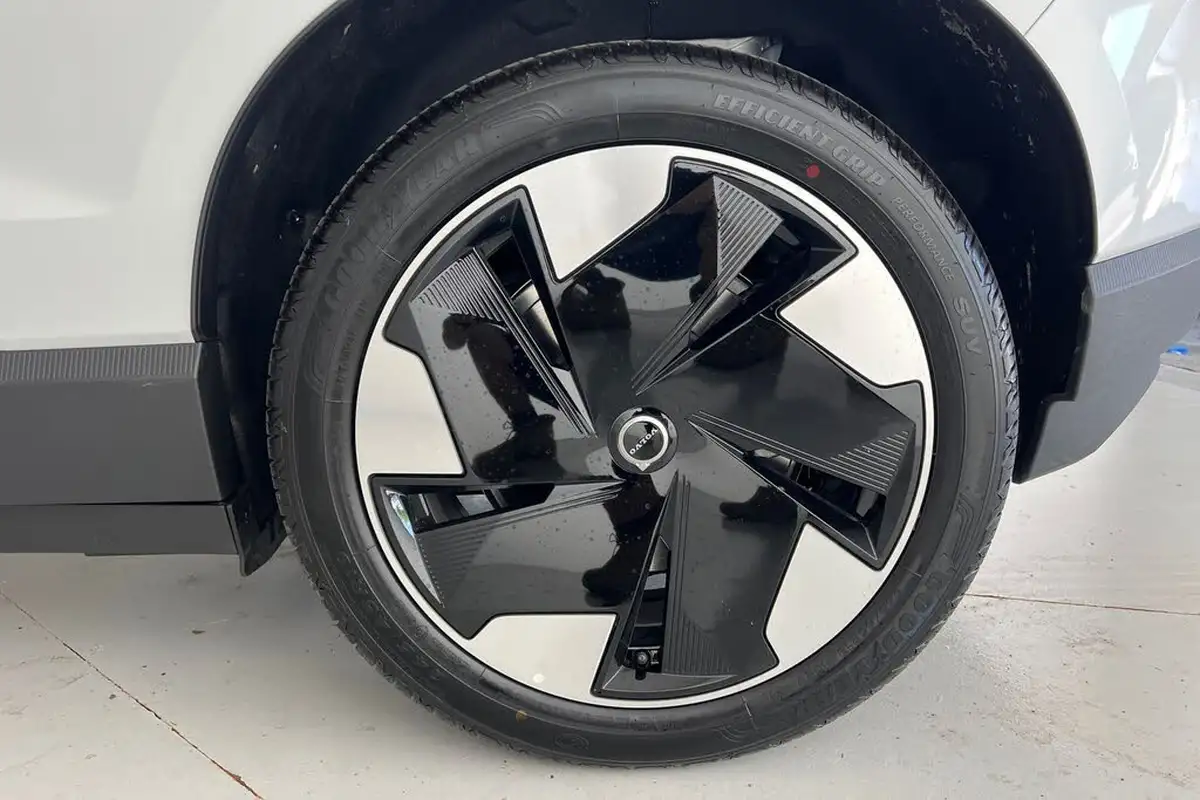 2025-volvo-ex30-e-single-motor-plus-extended-range-big-23