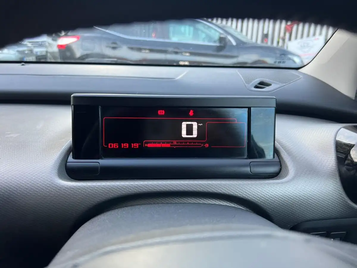 2016-citroen-c4-cactus-12-puretech-flair-110ps-ss-big-17