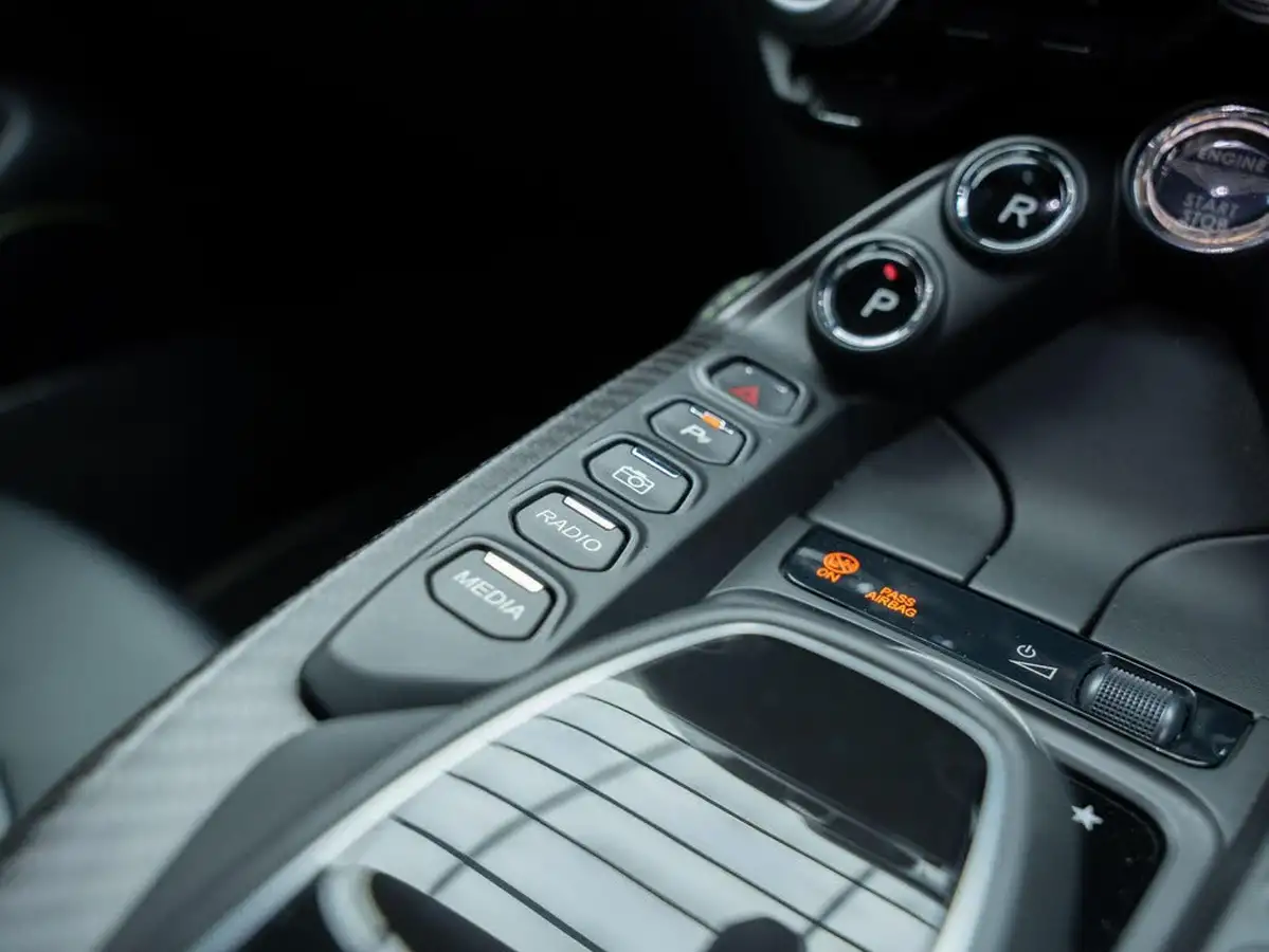 2018-aston-martin-vantage-40-v8-vantage-big-13