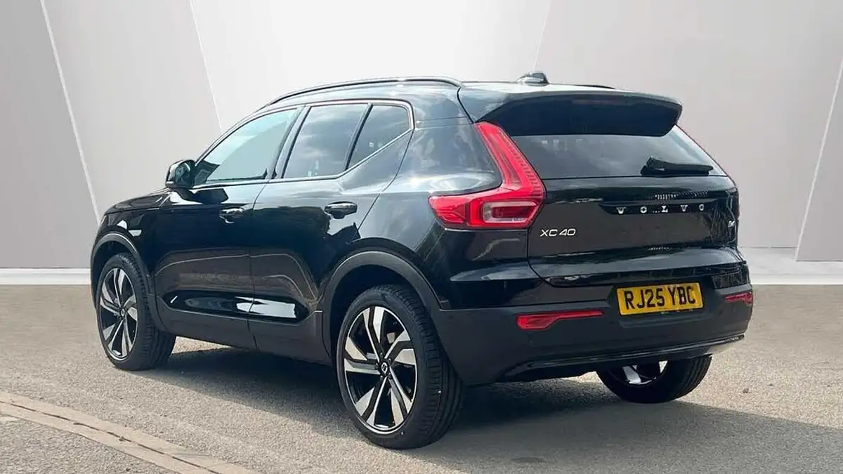 2025-volvo-xc40-20-b4-ultra-bright-big-1