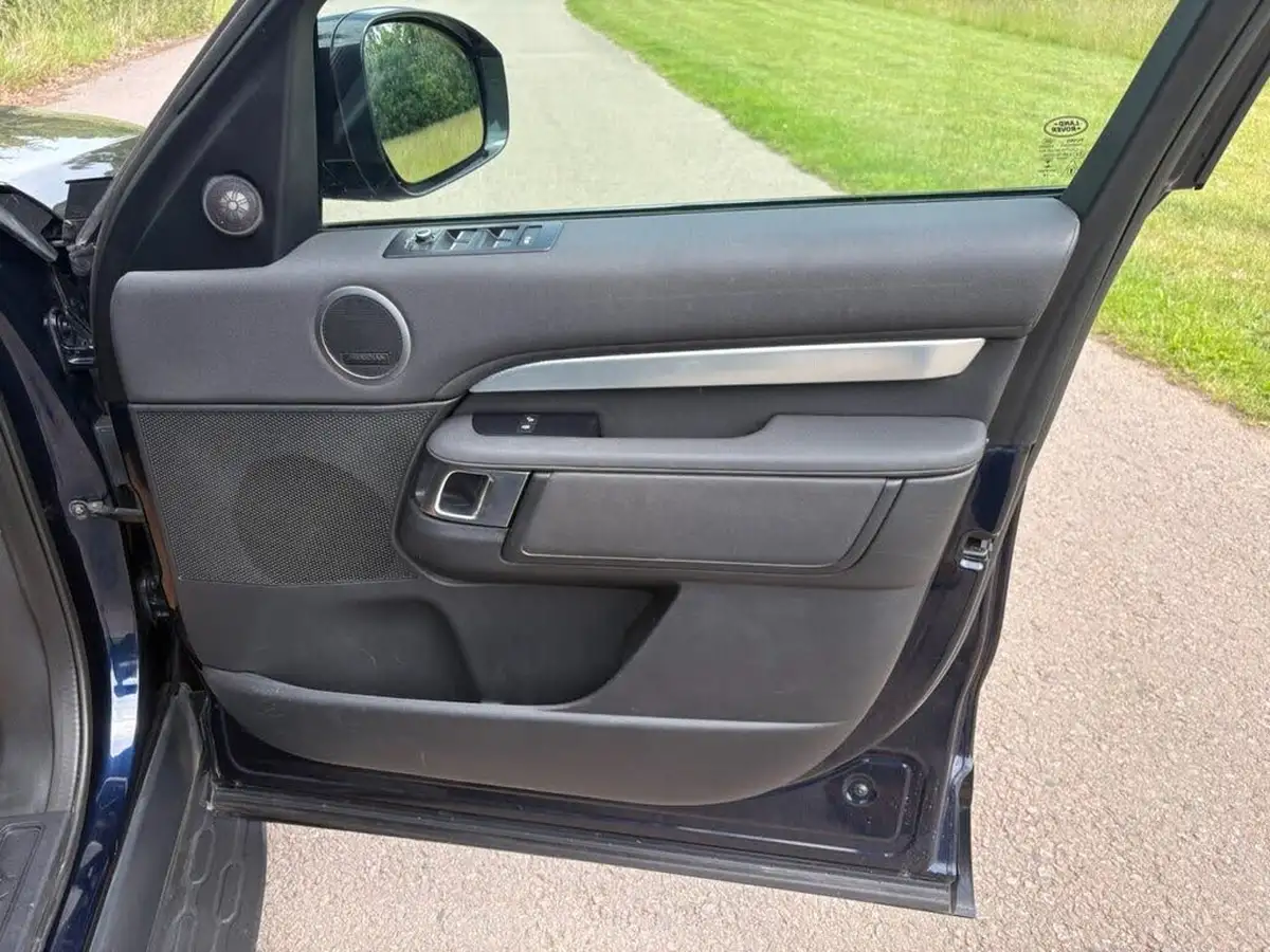2019-land-rover-discovery-30-sd6-landmark-big-19