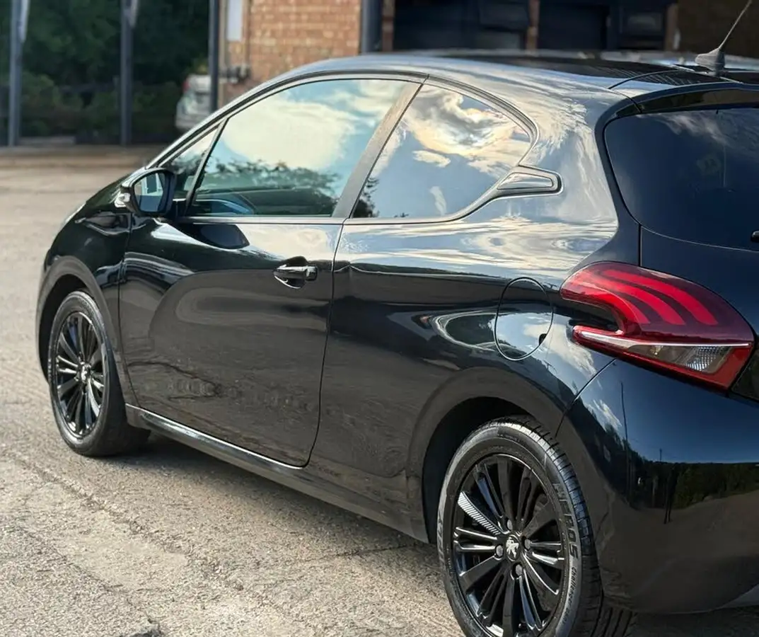 2018-peugeot-208-12-puretech-black-edition-big-19